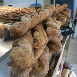 Lazos de hojaldre con coco...